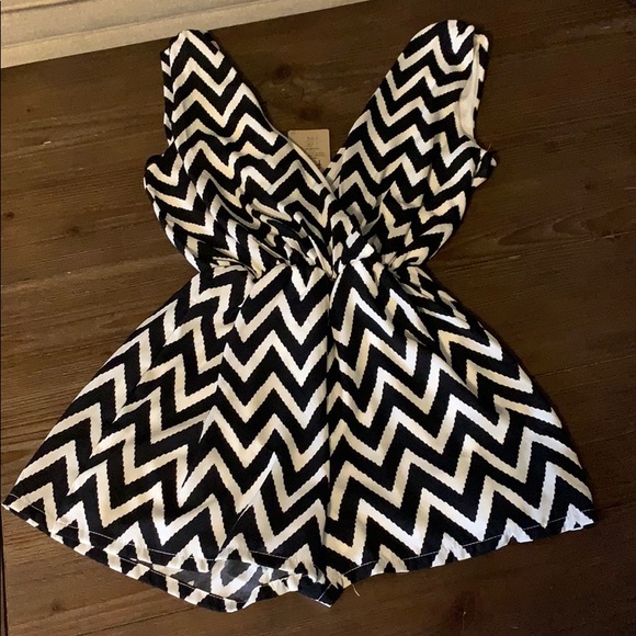 NWT Black and white romper size medium. - Picture 2 of 4
